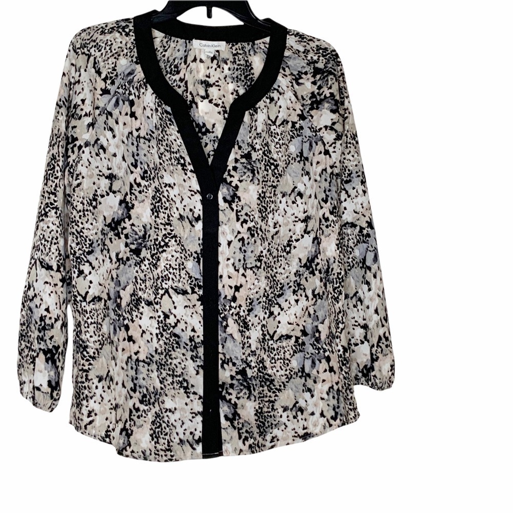 Calvin KLEIN buttoned down blouse. V neckline. Long sleeves. Size M